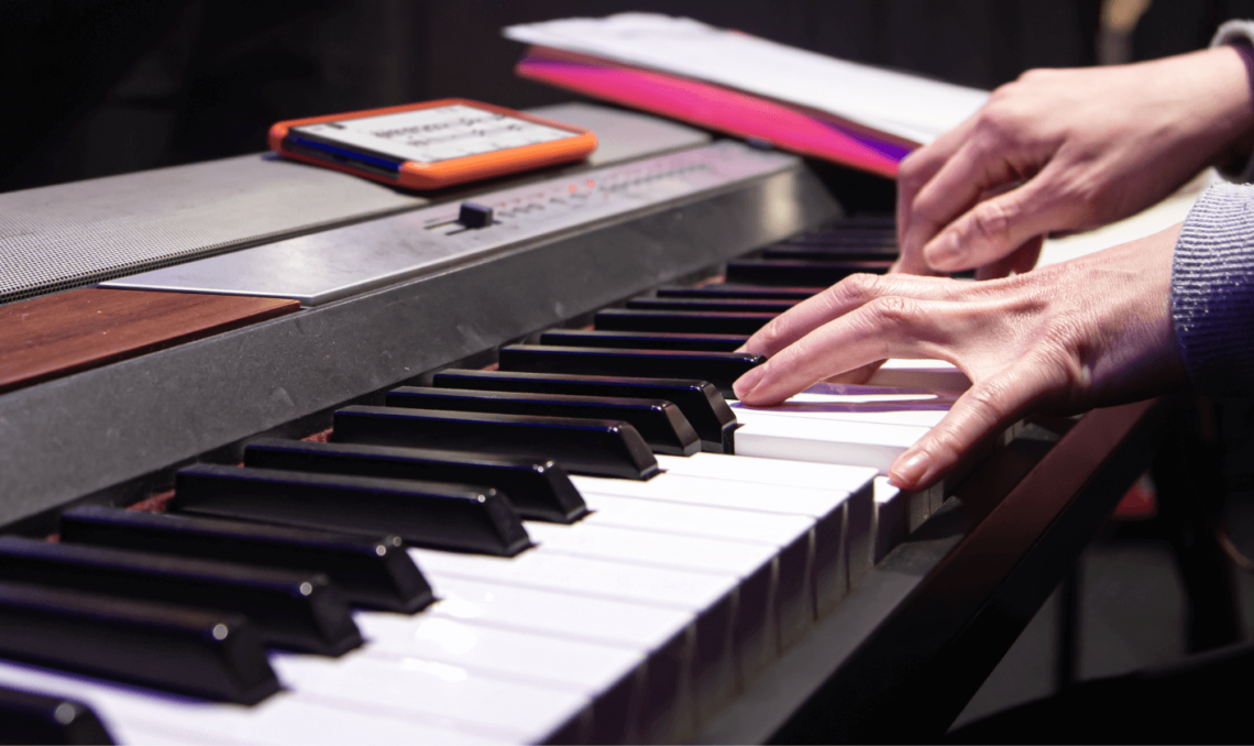 Playing the piano with sheet music on your phone